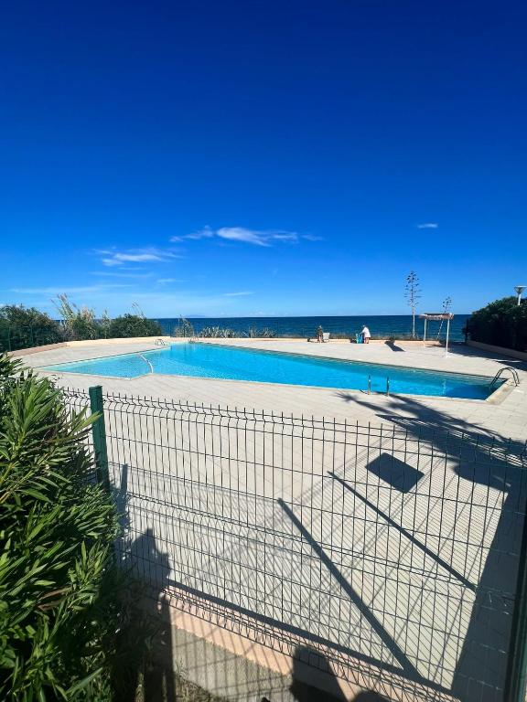 płot wokół basenu przy plaży w obiekcie Studio pied dans l'eau - WIFI- Piscine w mieście Santa-Lucia-di-Moriani