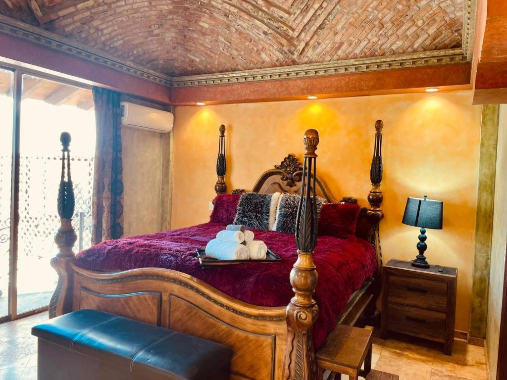 1 dormitorio con cama con dosel y osito de peluche en Luxury’s house, en Puerto Peñasco
