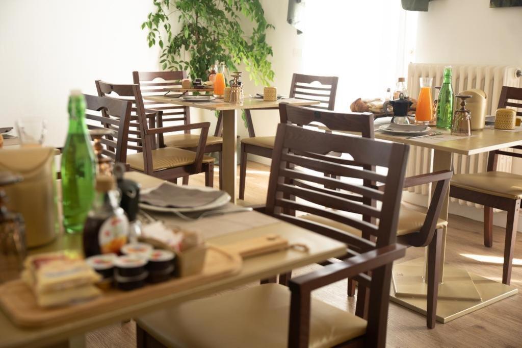 un grupo de mesas y sillas en un restaurante en Baby Hotel, en Turín