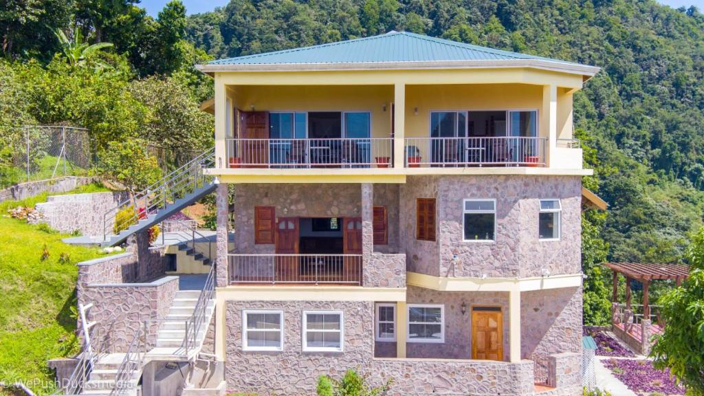 Vue aérienne d'une maison sur une colline dans l'établissement Belle Etoile, à Soufrière