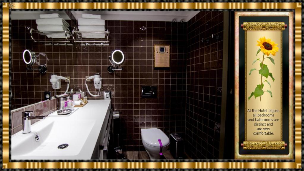 Hotel Jaguar Oporto - Airport to Hotel and City Center and Vice-Versa is a Free and Continuous Shuttle Service from 7AM to 8PM - Twin Room With Terrace