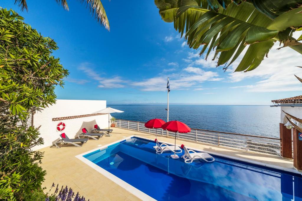 una piscina con vista al mar en Villa Beach Club, en Santa Cruz