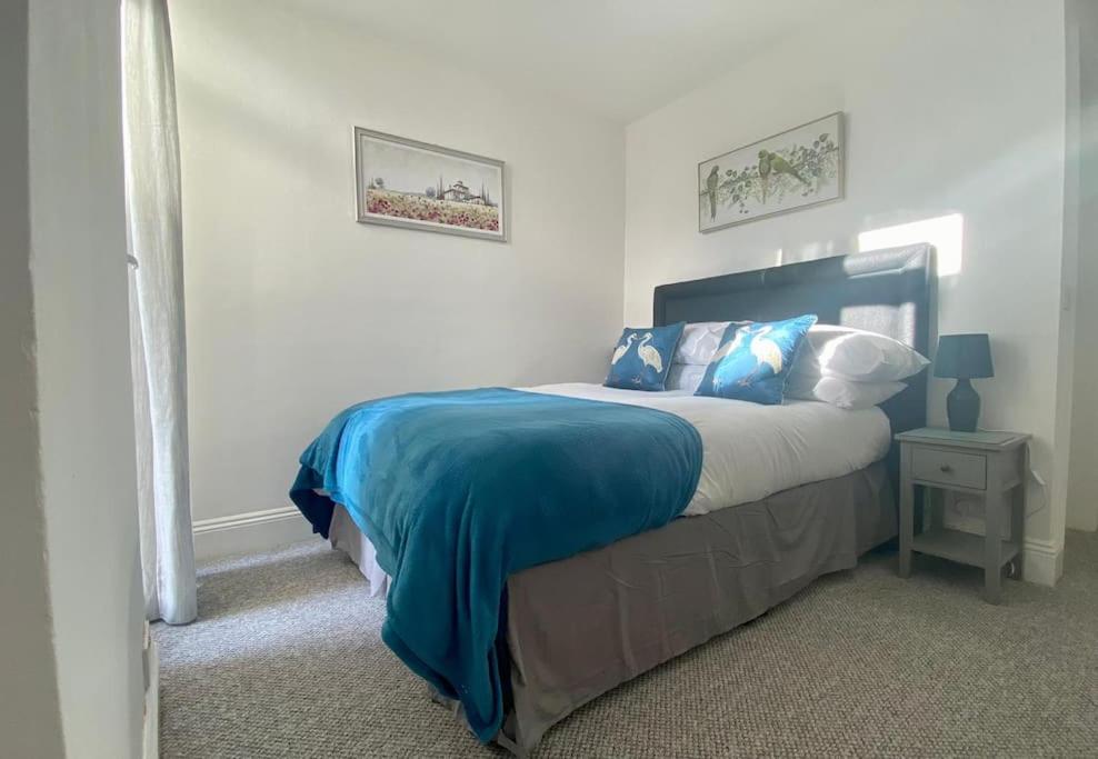 sypialnia z łóżkiem z niebieskim kocem w obiekcie 64 Bath Road - ground floor w mieście Cheltenham