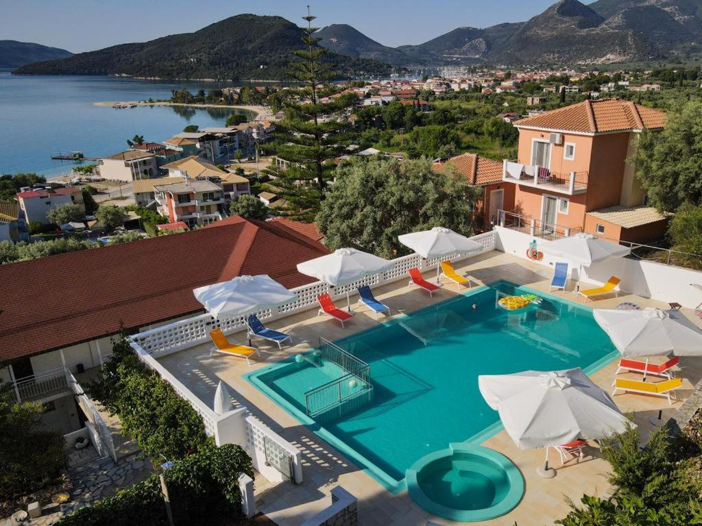 Nespecifikovaný výhled na hory nebo výhled na hory při pohledu z hotelu