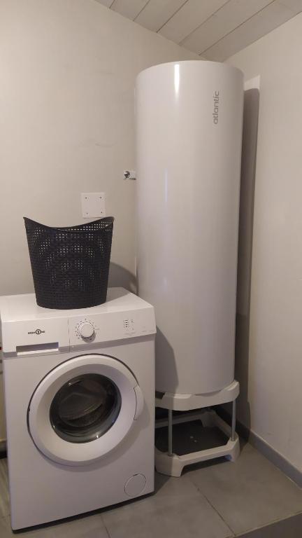 a washing machine and a dryer in a room at Gite la Péraie - Le Roseau in Treize-Vents