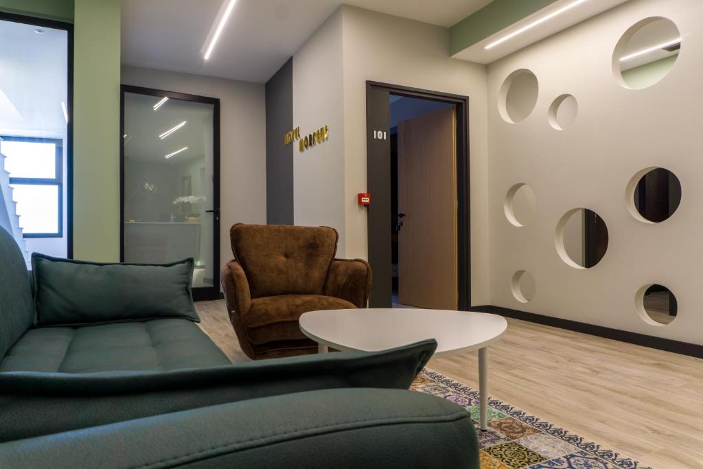 Uma área de estar em Hotel Morfeus