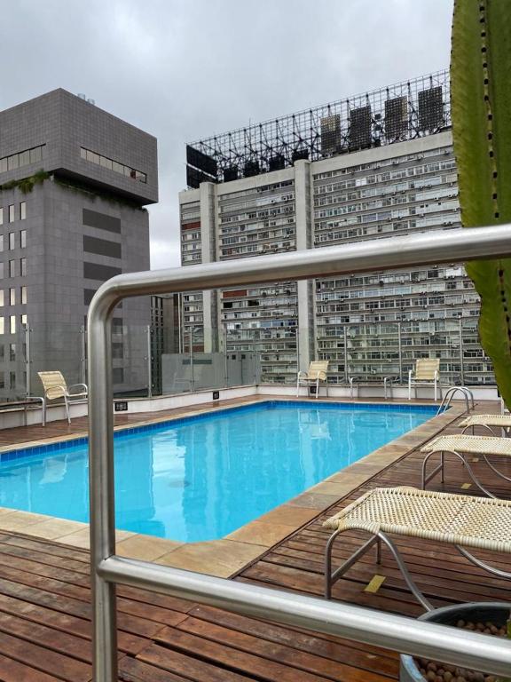 a large swimming pool on top of a building at Flat Avenida Paulista - Trianon in São Paulo