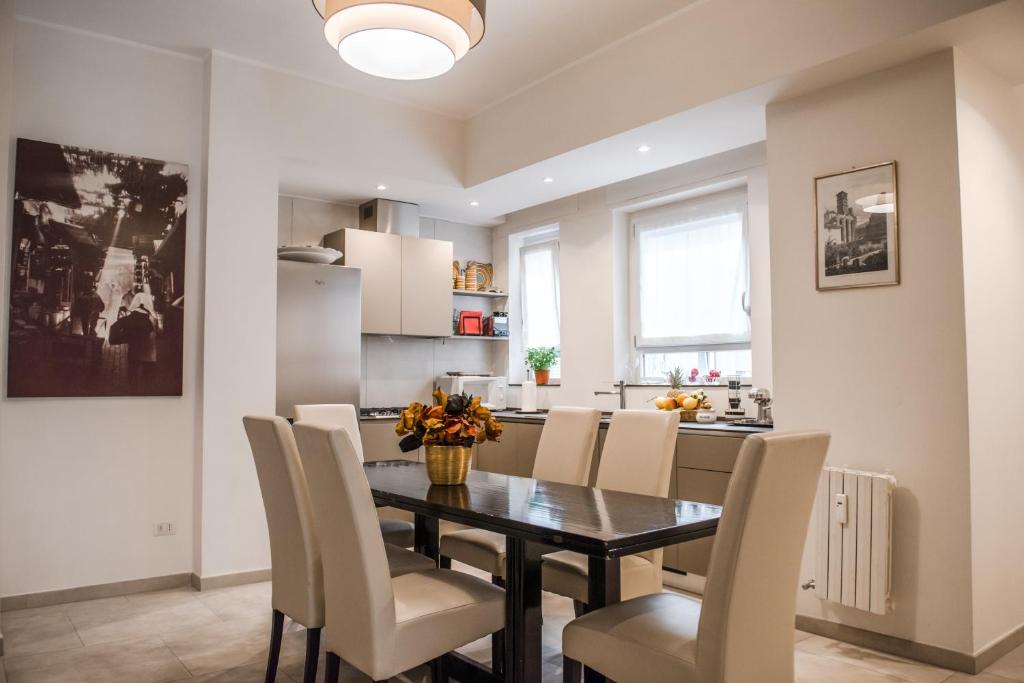 een keuken en eetkamer met een tafel en stoelen bij Casa 3 Santi, your contemporary home in Rome in Rome