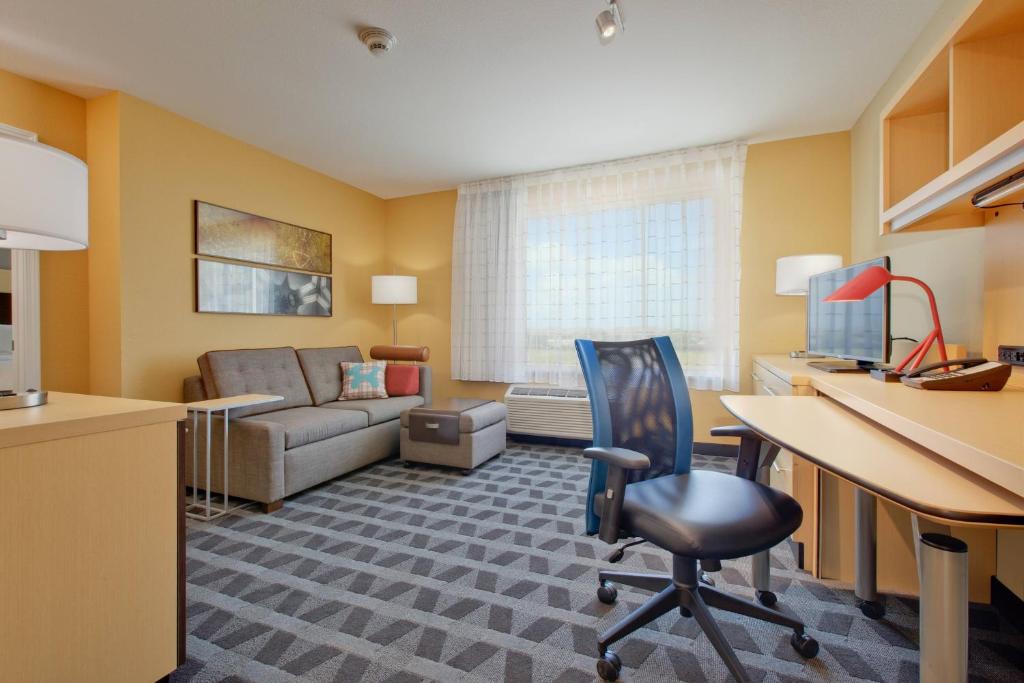 una oficina con escritorio y silla en una habitación en TownePlace Suites by Marriott Corpus Christi Portland, en Portland