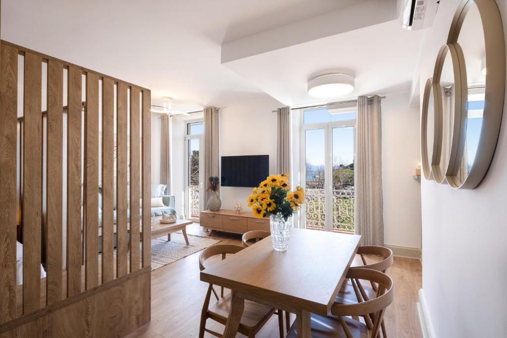Rivoli Luxurious Seaview Suite in Liston Square