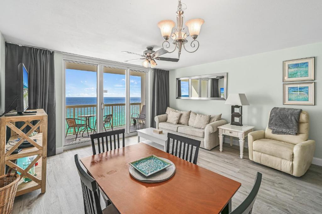 Posezení v ubytování Beach Front 16th Flr, Best Ocean View, New Upgrades