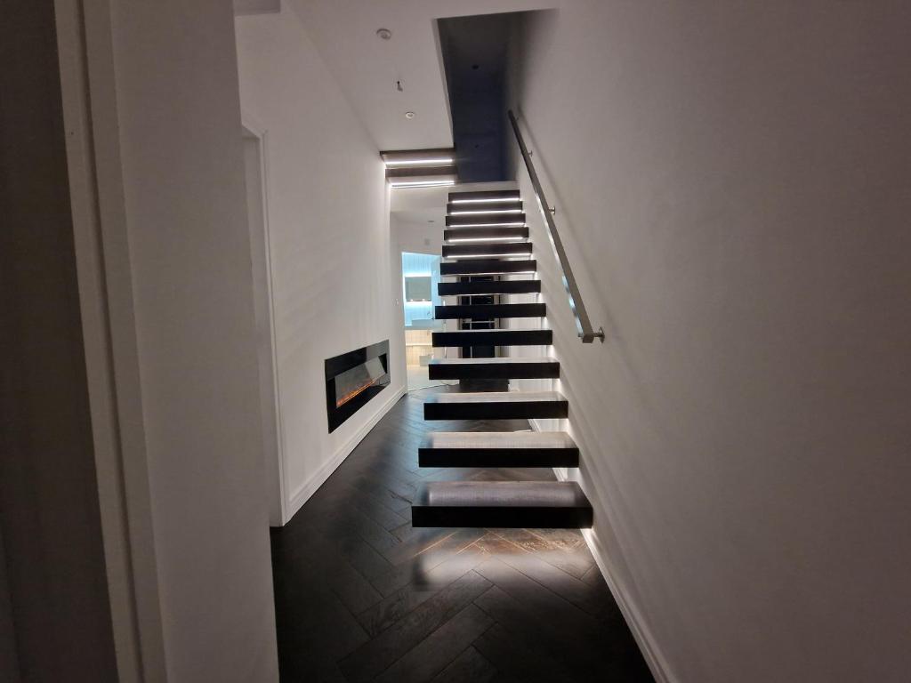 een trap in een gebouw met een schilderij aan de muur bij Beautiful Rooms in London in Londen