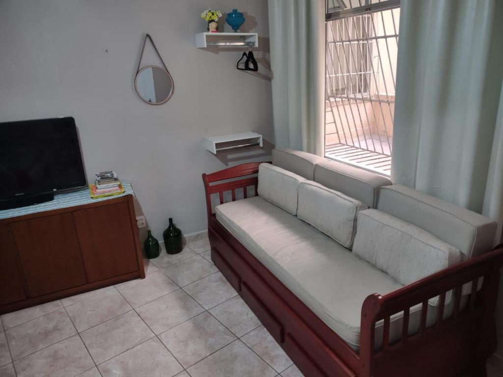 un soggiorno con divano e TV di Moradinha da Lapa a Rio de Janeiro