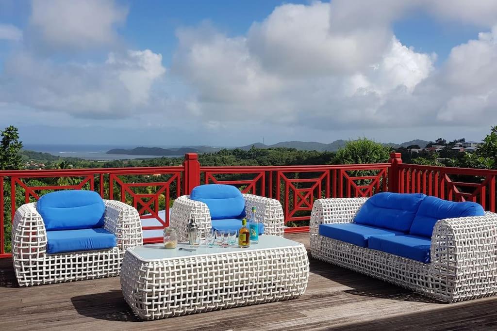 3 chaises en osier et une table sur une terrasse dans l'établissement Idéal groupe : Villa 150m2 + piscine + vue mer, à La Trinité