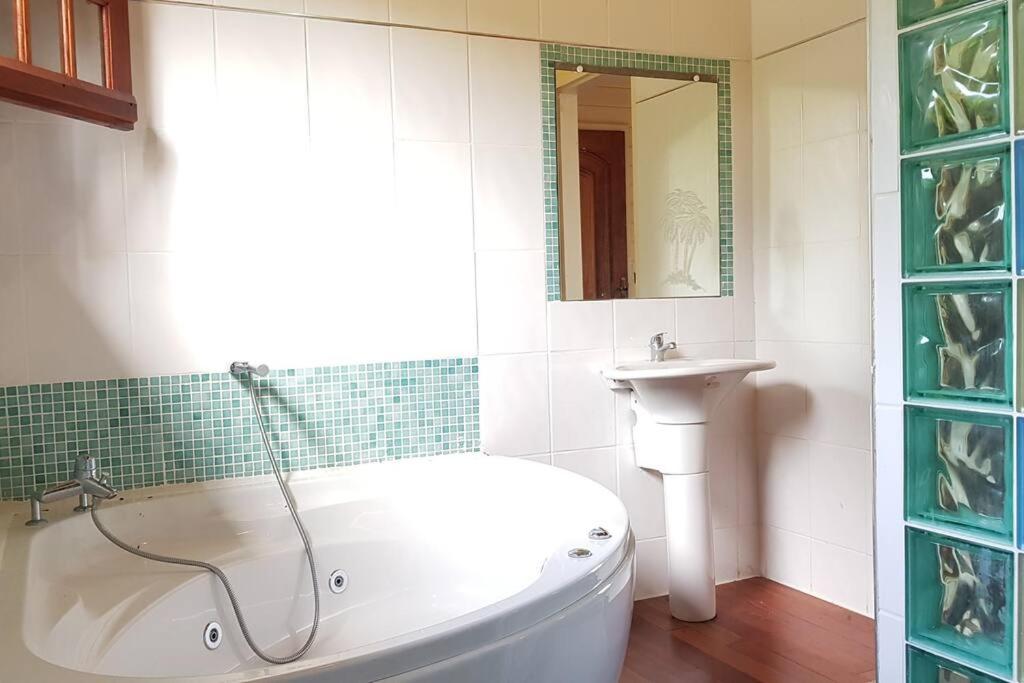 Photo de la galerie de l'établissement Idéal groupe : Villa 150m2 + piscine + vue mer, à La Trinité