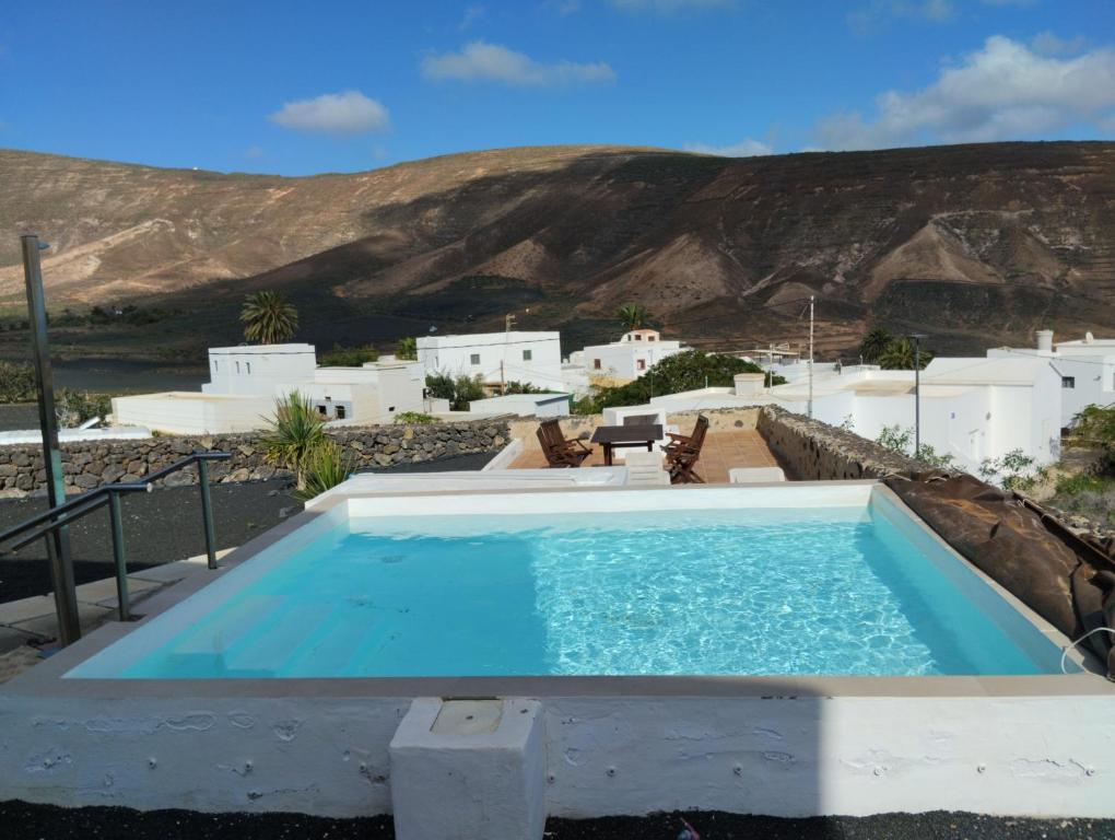 una piscina con vistas a una villa en Casa Pancho, en Tabayesco