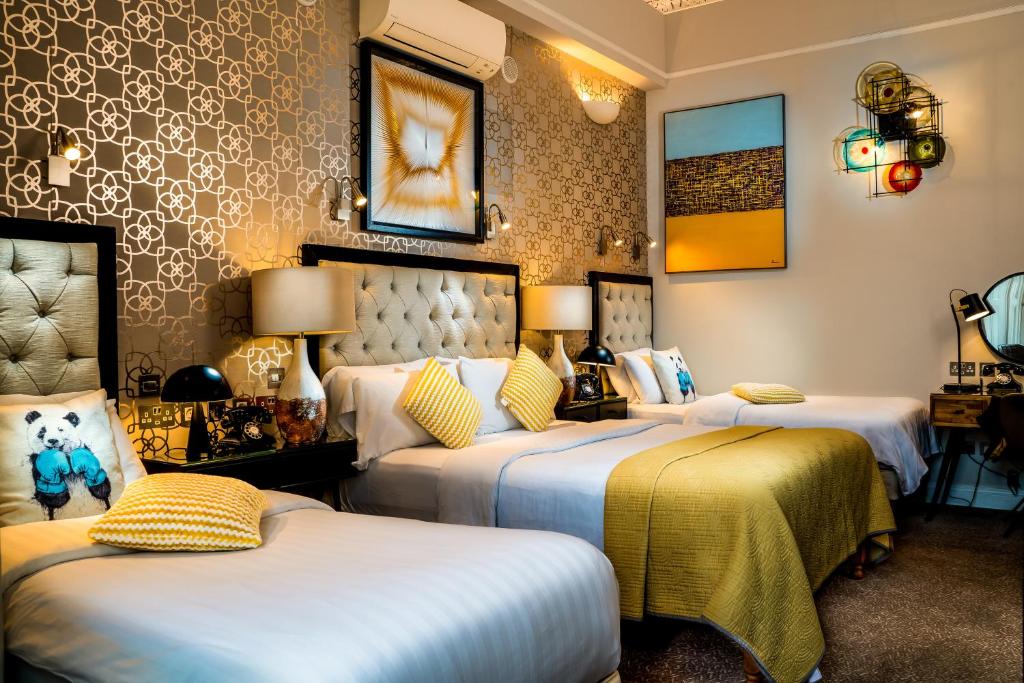 a hotel room with two beds in a room at Roxford Lodge Hotel in Dublin