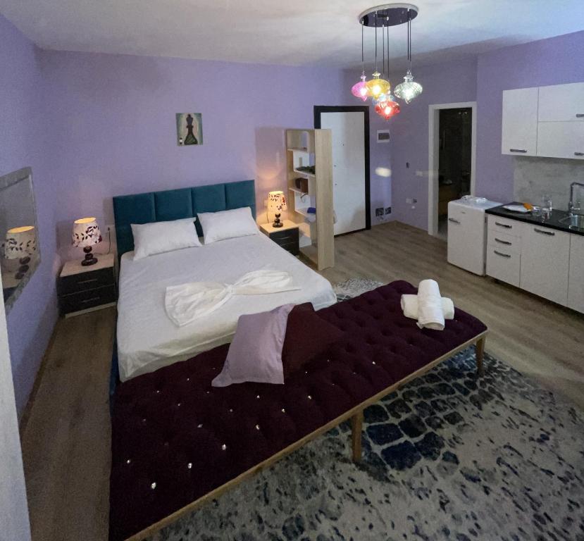 1 dormitorio grande con 1 cama grande y cocina en Center Tirana Apartments, en Tirana