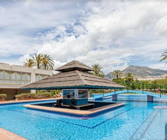 basen z altaną obok budynku w obiekcie EL ESTUDIO DE LA PLAYA BENALBEACH 317 Terraza vistas al Mar w mieście Benalmádena