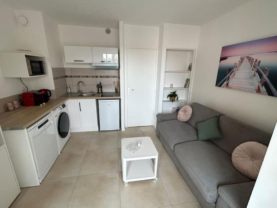 uma sala de estar com um sofá e uma cozinha em Joli Studio à Sanary-sur-Mer em Sanary-sur-Mer