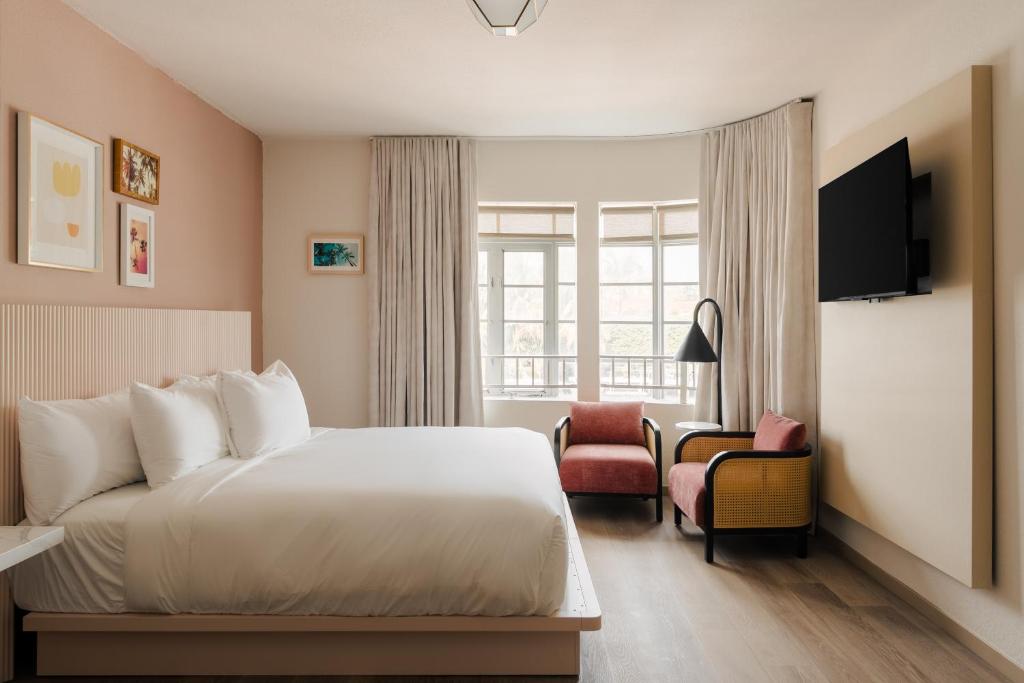 um quarto de hotel com uma cama e uma janela em Found Miami Beach powered by Sonder em Miami Beach