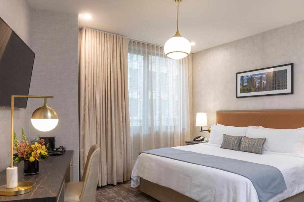 Broadway Plaza Hotel - Deluxe King (Renovated Room)
