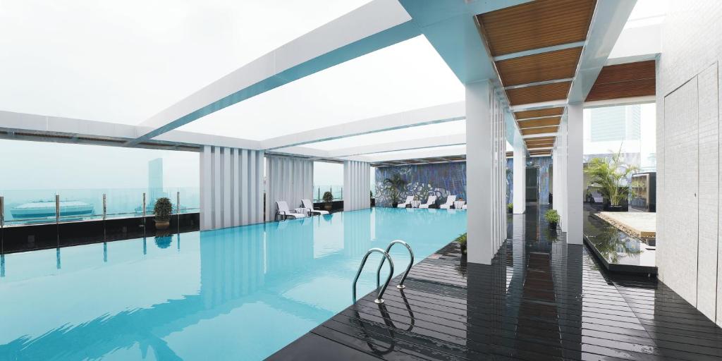 Bazén v ubytování Guangzhou Baiyun Hotel nebo v jeho okolí