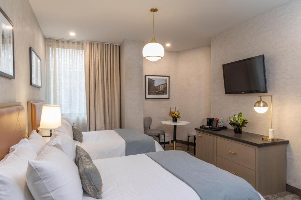 Broadway Plaza Hotel - Deluxe Two Full (Renovated Room)