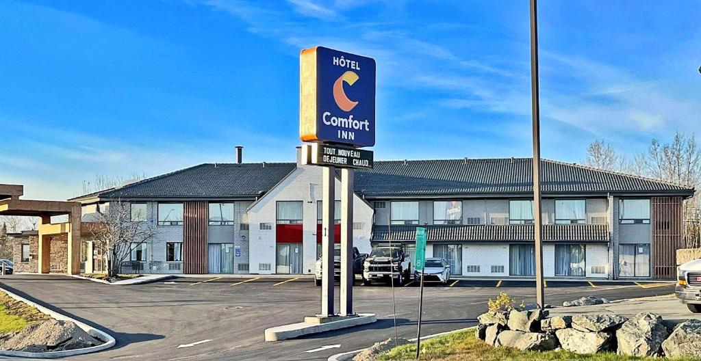 un cartello di una locanda di motel davanti a un parcheggio di Comfort Inn a Rouyn-Noranda