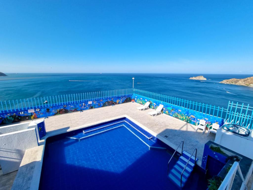 una piscina con vistas al océano en Apartamentos Santamaria del Mar - Bedviajes, en Santa Marta