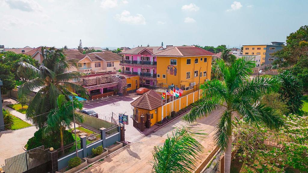 una vista aérea de una ciudad con casas y palmeras en Hilton View Hotel, en Accra