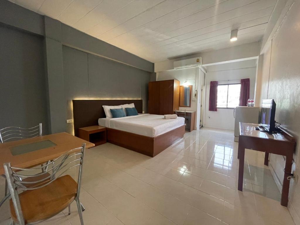 Ένα ή περισσότερα κρεβάτια σε δωμάτιο στο Smile Court Pattaya by Mike Group