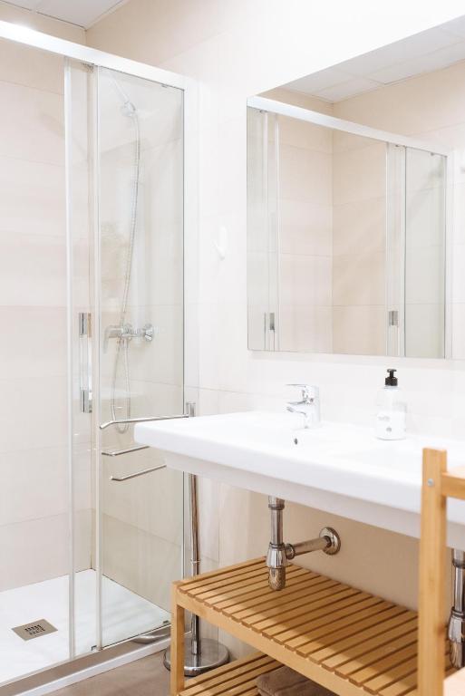 Fotografia z galérie ubytovania Apartamento estelar con piscina y garaje nervión v destinácii Seville