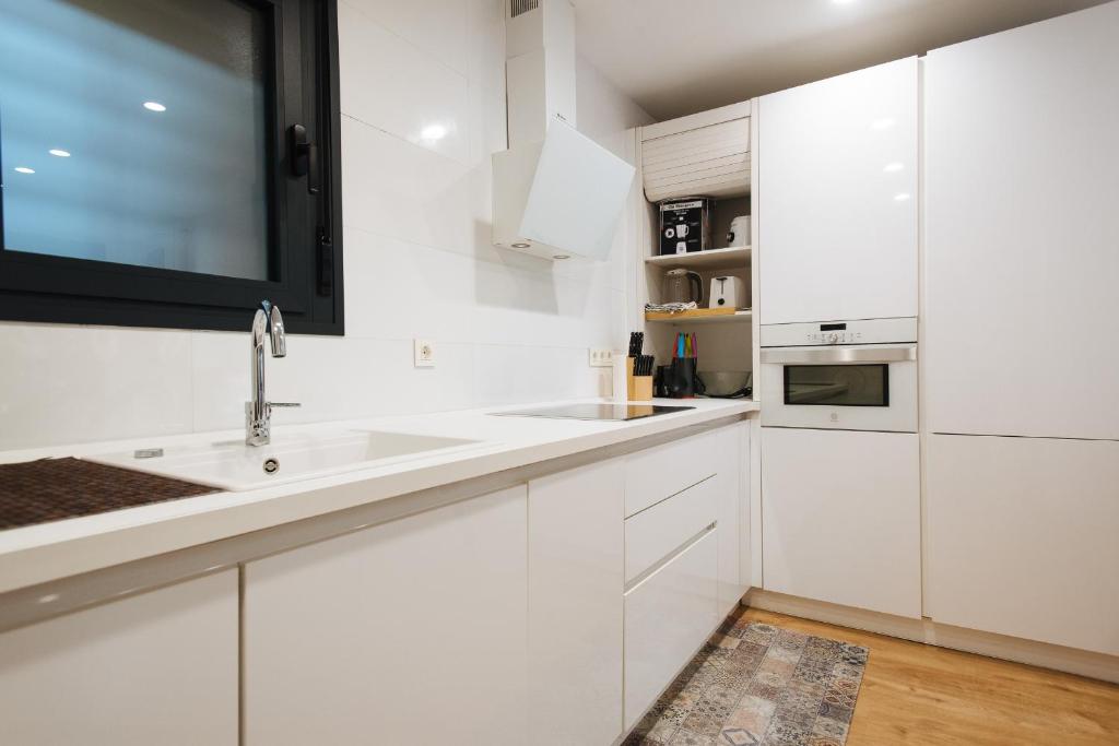 Fotografia z galérie ubytovania Apartamento estelar con piscina y garaje nervión v destinácii Seville