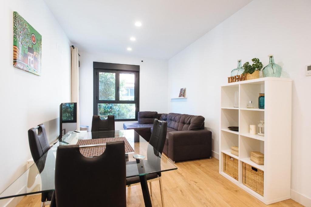 Fotografia z galérie ubytovania Apartamento estelar con piscina y garaje nervión v destinácii Seville