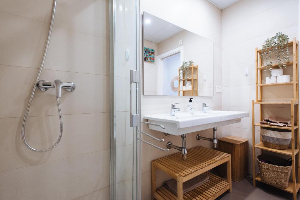 Fotografia z galérie ubytovania Apartamento estelar con piscina y garaje nervión v destinácii Seville