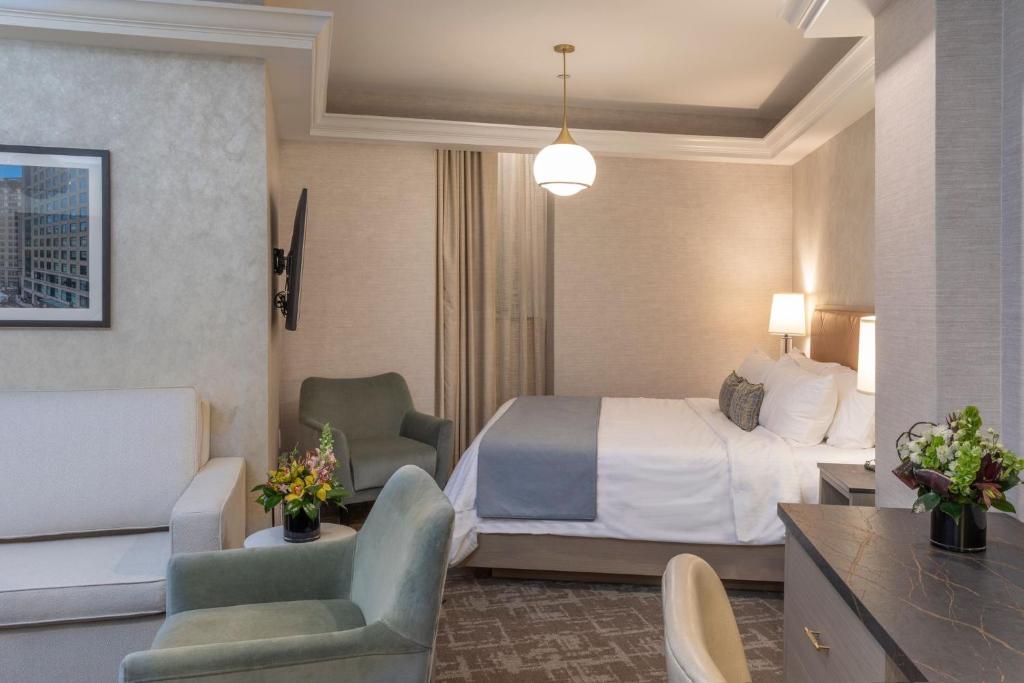 Postel nebo postele na pokoji v ubytování Broadway Plaza Hotel