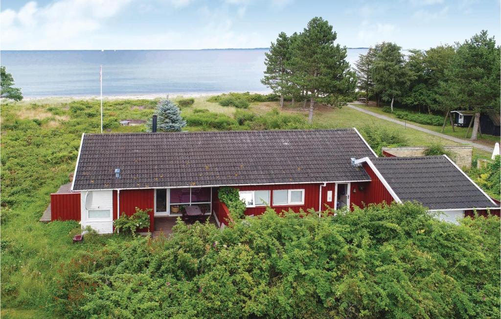 オルダーにあるStunning Home In Odder With 3 Bedrooms And Wifiの海辺の野原赤家