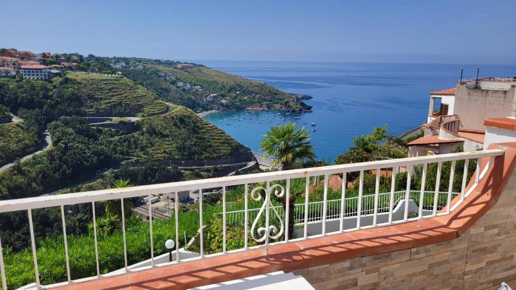 Elle comprend un balcon offrant une vue sur l'océan. dans l'établissement Villa am Meer mit fantastischen Panoramablick, 