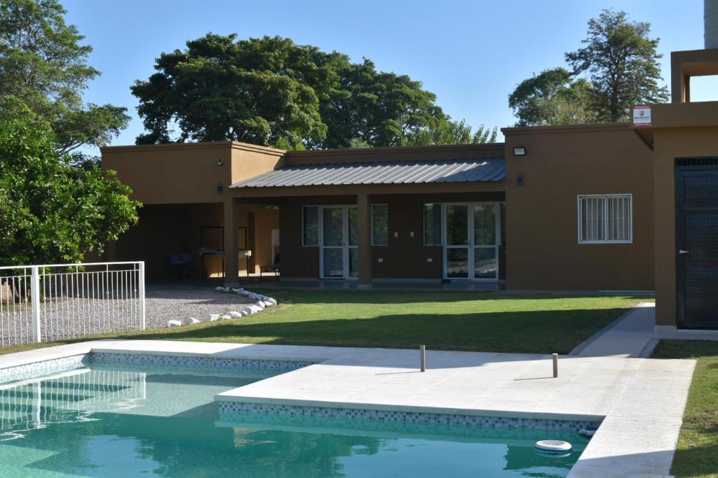 una casa con piscina frente a ella en Finca Las Tres Hermanas en La Banda en La Banda