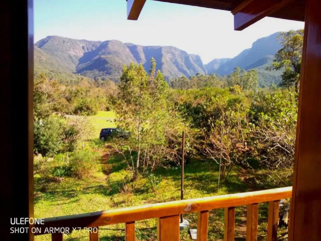 een balkon met uitzicht op de bergen bij Tiny House Garden - Aparados da Serra - SC in Praia Grande