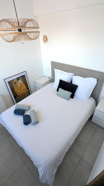 Łóżko lub łóżka w pokoju w obiekcie Superb apartment with sea view, 200m from beach