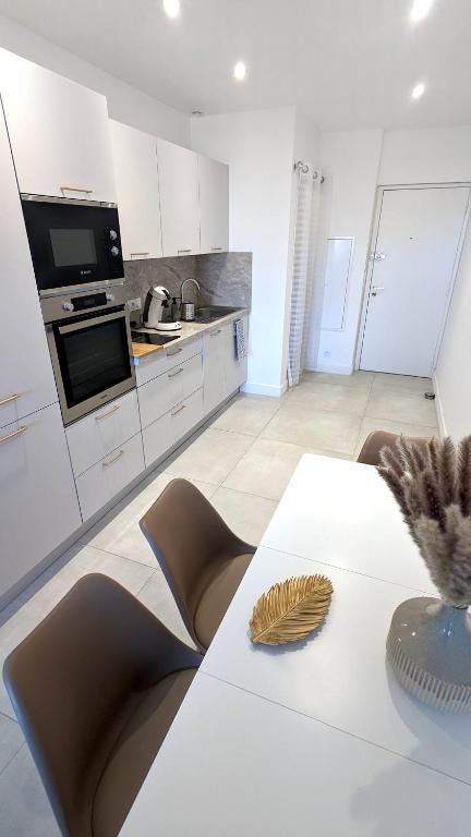 Kuchnia lub aneks kuchenny w obiekcie Superb apartment with sea view, 200m from beach