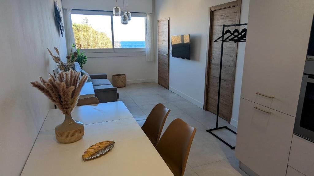 Telewizja i/lub zestaw kina domowego w obiekcie Superb apartment with sea view, 200m from beach