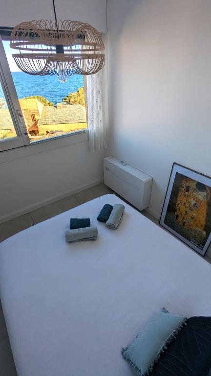 Łóżko lub łóżka w pokoju w obiekcie Superb apartment with sea view, 200m from beach