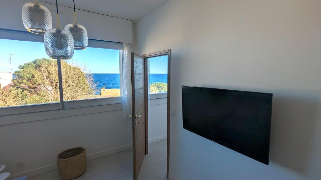 Telewizja i/lub zestaw kina domowego w obiekcie Superb apartment with sea view, 200m from beach