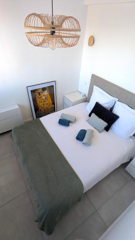Łóżko lub łóżka w pokoju w obiekcie Superb apartment with sea view, 200m from beach