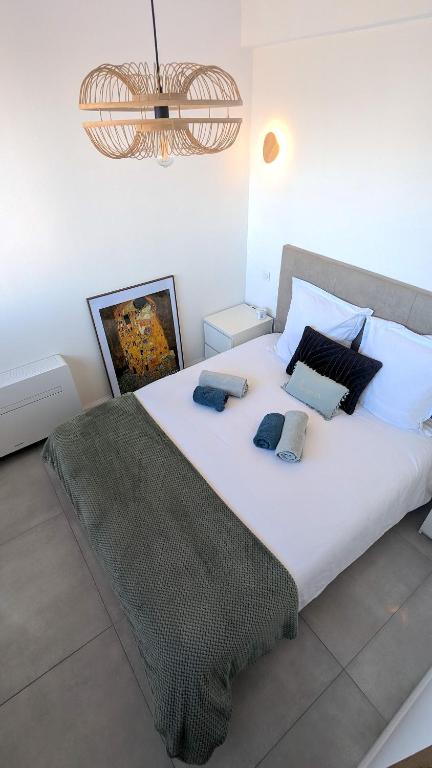 Łóżko lub łóżka w pokoju w obiekcie Superb apartment with sea view, 200m from beach