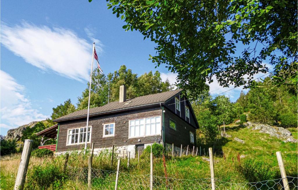 una casa en la cima de una colina con una bandera en Gorgeous Home In Matre With Wifi en Bauge