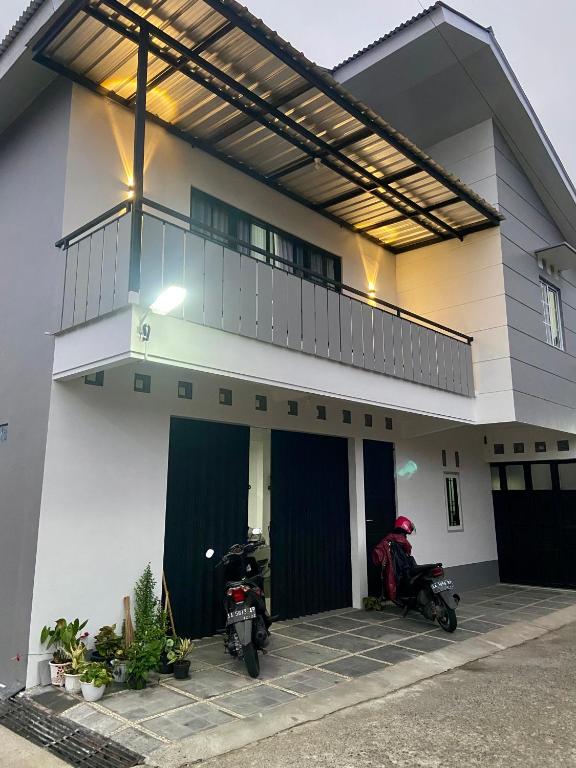 Madina Monochrome Homestay SYARIAH